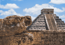 El Mundo Maya  Vestigios de una Impresionante Cultura Viva panoramica de Chichén Itzá, Mérida, Mexico