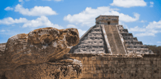 El Mundo Maya Vestigios de una Impresionante Cultura Viva panoramica de Chichén Itzá, Mérida, Mexico