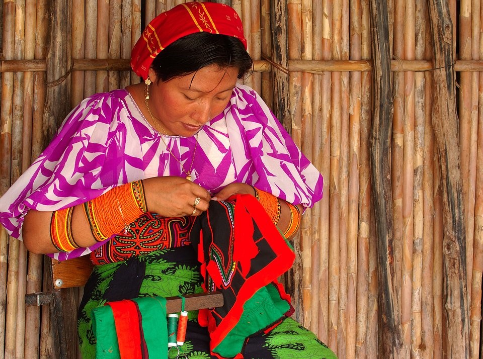 Mujer Kuna bordando una mola tradicional.