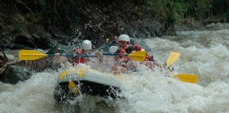 ¡Pon a prueba tu lado más extremo en Centroamérica: el paracaidismo, la escalada, ¡y el rafting te esperan!