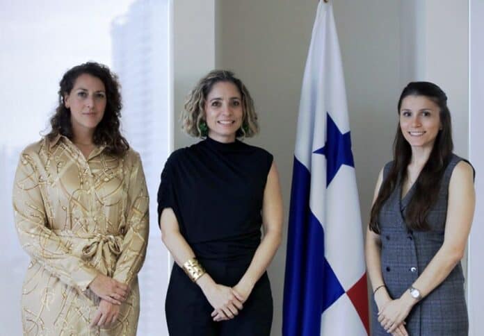 Patricia-Boo-Directora-Regional-para-Latinoamerica-de-STR_-Gloria-De-Leon-Ministra-de-Turismo-y-Lisbeth-Britto-en-representacion-de-PROMTUR-Panama-1024x712