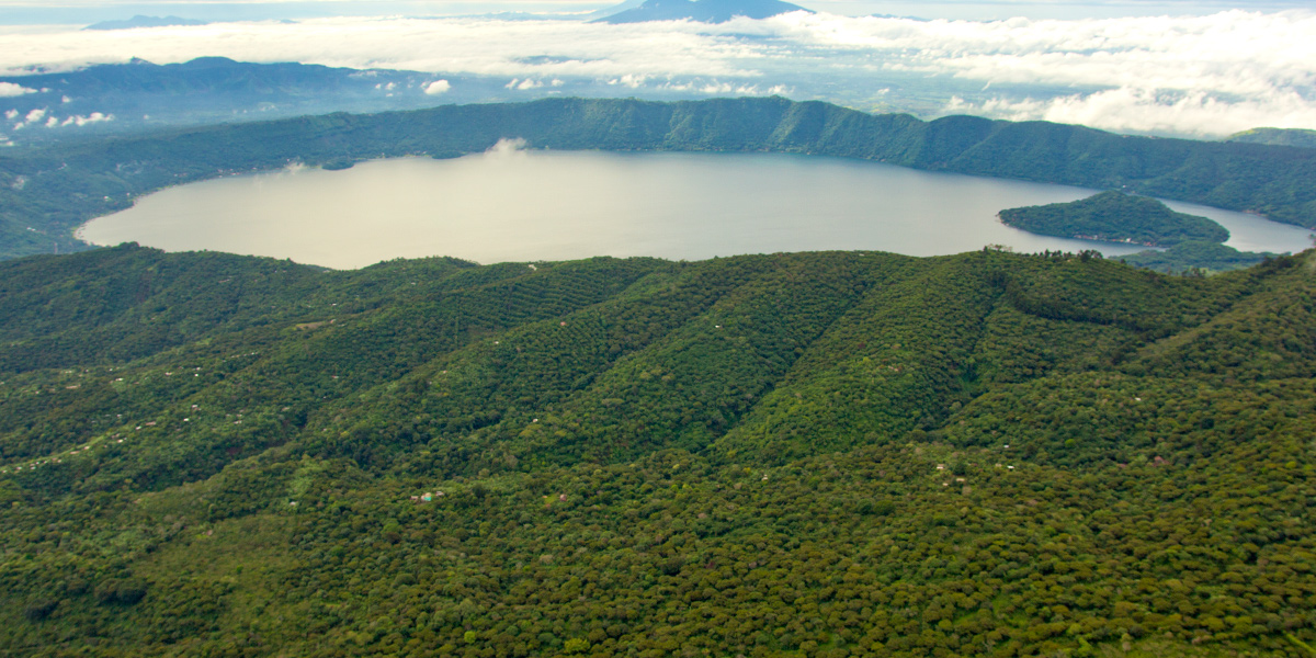  Lago Coapeteque en Centroamérica, El Salvador 
