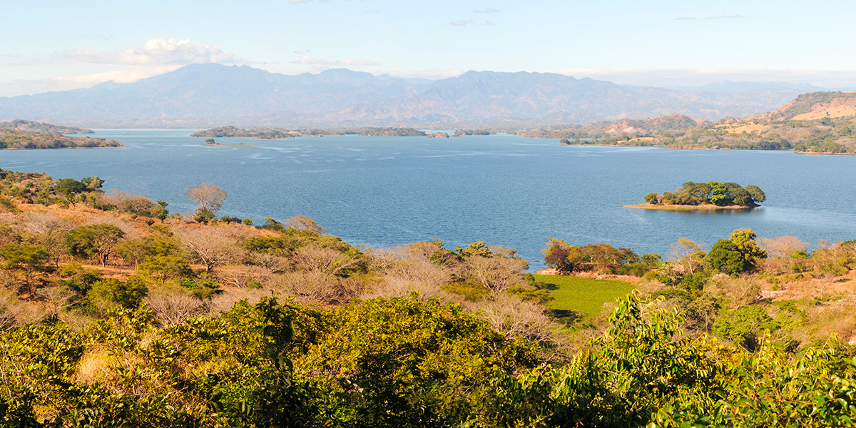  Lago Suchjlan en Centroamérica, El Salvador 