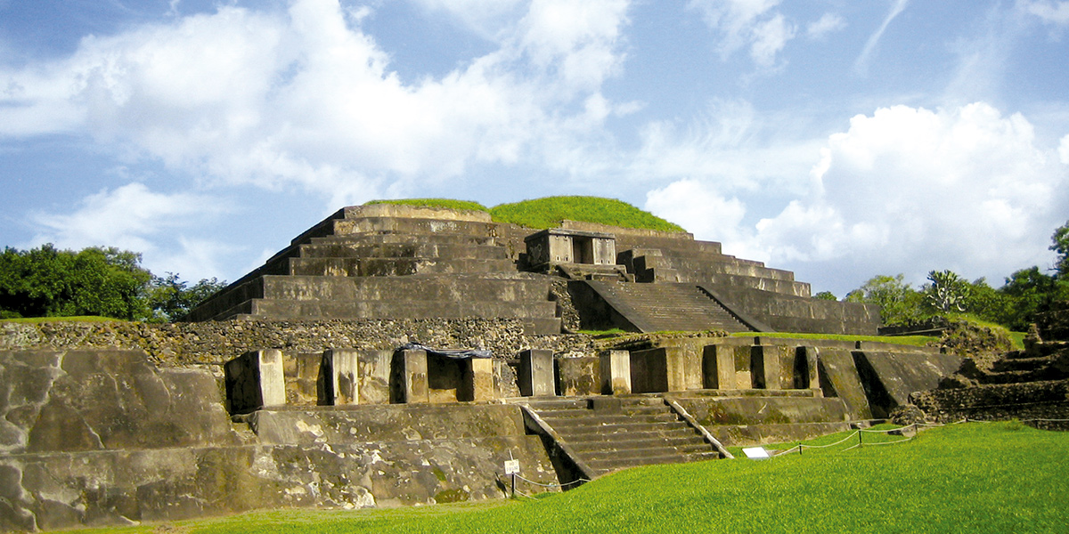  Sitio Arqueológico de Tazumal en Centroamérica, El Salvador 