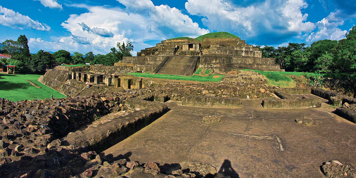  Sitio Arqueológico de Tazumal en Centroamérica, El Salvador 