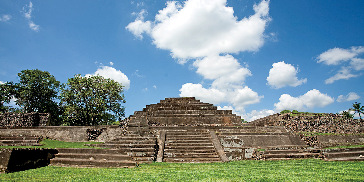  Sitio Arqueológico de Tazumal en Centroamérica, El Salvador 