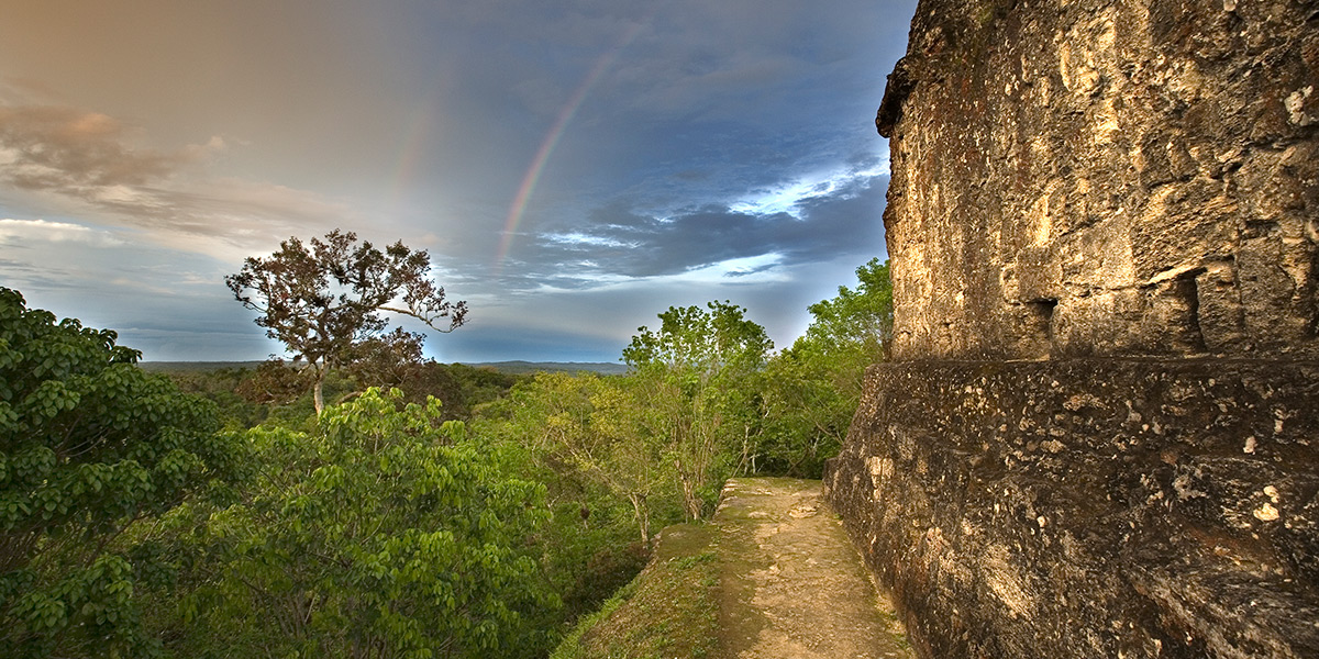  El Parque Nacional Yaxha está situado en la parte noreste del departamento de Petén, en los municipios de Flores y Melchor de Mencos. Fue la capital de un extenso territorio que dominó la parte noreste de Petén, aunque tuvo vínculos muy fuertes con la ciudad de Tikal, Caracol, en Belice, y Calakmul en México. Posee conjuntos monumentales con templos piramidales, Acrópolis, complejos de pirámides gemelas, complejos conmemorativos, Juegos de Pelota, palacios y conjuntos residenciales domésticos. El Parque tiene una extensión de 37,760 ha. En el parque existen numerosas ciudades, siendo las principales además de Yaxha, Topoxte, Nakum y Naranjo; las cuales jugaron un papel muy importante en la organización social y política de las tierras bajas centrales durante más de 1,500 años. Es posible visitar las tres primeras ciudades, siendo Yaxhá la más accesible y desde donde puede iniciar la visita al parque. El parque es un refugio que permite apreciar una combinación equilibrada de biodiversidad y patrimonio cultural prehispánico. Debido a la presencia de impresionantes lagunas y humedales que forman parte de las principales rutas de aves migratorias, el parque ha sido reconocido como humedal de importancia mundial (RAMSAR). Las lagunas de Yaxhá y Sacnab pueden observarse desde la cima de varios monumentos arqueológicos, dándole al área una singular belleza paisajística. 