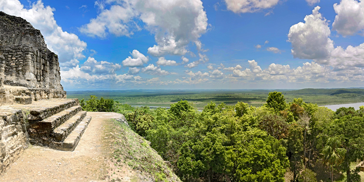  El Parque Nacional Yaxha está situado en la parte noreste del departamento de Petén, en los municipios de Flores y Melchor de Mencos. Fue la capital de un extenso territorio que dominó la parte noreste de Petén, aunque tuvo vínculos muy fuertes con la ciudad de Tikal, Caracol, en Belice, y Calakmul en México. Posee conjuntos monumentales con templos piramidales, Acrópolis, complejos de pirámides gemelas, complejos conmemorativos, Juegos de Pelota, palacios y conjuntos residenciales domésticos. El Parque tiene una extensión de 37,760 ha. En el parque existen numerosas ciudades, siendo las principales además de Yaxha, Topoxte, Nakum y Naranjo; las cuales jugaron un papel muy importante en la organización social y política de las tierras bajas centrales durante más de 1,500 años. Es posible visitar las tres primeras ciudades, siendo Yaxhá la más accesible y desde donde puede iniciar la visita al parque. El parque es un refugio que permite apreciar una combinación equilibrada de biodiversidad y patrimonio cultural prehispánico. Debido a la presencia de impresionantes lagunas y humedales que forman parte de las principales rutas de aves migratorias, el parque ha sido reconocido como humedal de importancia mundial (RAMSAR). Las lagunas de Yaxhá y Sacnab pueden observarse desde la cima de varios monumentos arqueológicos, dándole al área una singular belleza paisajística. 