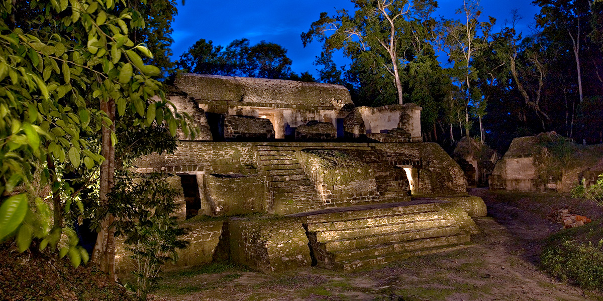  El Parque Nacional Yaxha está situado en la parte noreste del departamento de Petén, en los municipios de Flores y Melchor de Mencos. Fue la capital de un extenso territorio que dominó la parte noreste de Petén, aunque tuvo vínculos muy fuertes con la ciudad de Tikal, Caracol, en Belice, y Calakmul en México. Posee conjuntos monumentales con templos piramidales, Acrópolis, complejos de pirámides gemelas, complejos conmemorativos, Juegos de Pelota, palacios y conjuntos residenciales domésticos. El Parque tiene una extensión de 37,760 ha. En el parque existen numerosas ciudades, siendo las principales además de Yaxha, Topoxte, Nakum y Naranjo; las cuales jugaron un papel muy importante en la organización social y política de las tierras bajas centrales durante más de 1,500 años. Es posible visitar las tres primeras ciudades, siendo Yaxhá la más accesible y desde donde puede iniciar la visita al parque. El parque es un refugio que permite apreciar una combinación equilibrada de biodiversidad y patrimonio cultural prehispánico. Debido a la presencia de impresionantes lagunas y humedales que forman parte de las principales rutas de aves migratorias, el parque ha sido reconocido como humedal de importancia mundial (RAMSAR). Las lagunas de Yaxhá y Sacnab pueden observarse desde la cima de varios monumentos arqueológicos, dándole al área una singular belleza paisajística. 