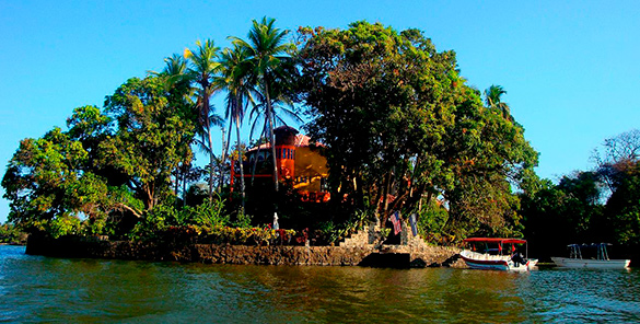 Colonial,colorful and traditions. Central America Tour